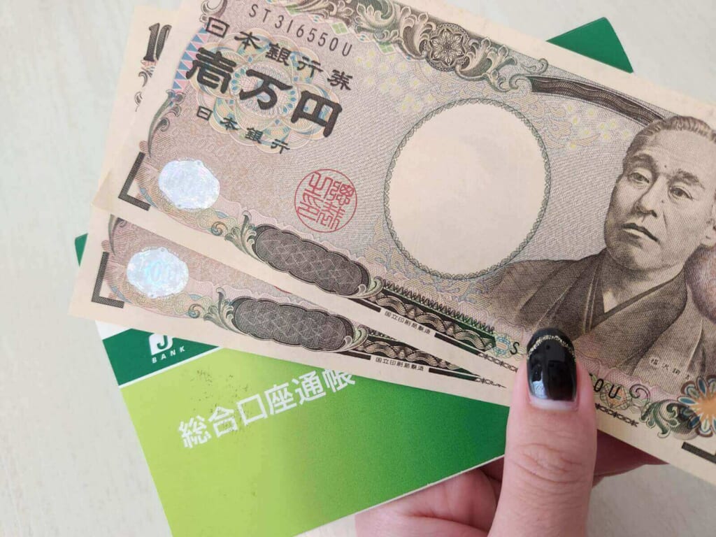 安定収入がない人の通帳と月収金額